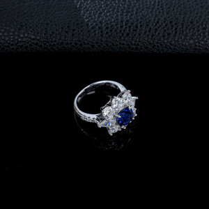 Bague classique en argent sterling S925 avec saphir de laboratoire taille coussin et halo en forme de cœur, bijoux haut de gamme pour femme - Product Image 4