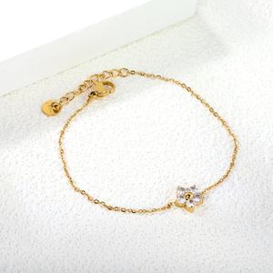 Bracelet personnalisable en acier inoxydable plaqué or 18 carats avec breloques délicates et fleurs en zircon pour femme – Vente en gros - Product Image 3