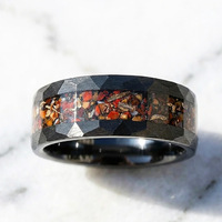 Bague de mariage et de fiançailles en tungstène plaqué noir avec incrustation d'os de dinosaure de 8 mm et bord martelé, bijoux de mode