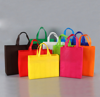 Sacs promotionnels personnalisés indéchirables pour supermarchés, sacs colorés de grande taille en tissu non tissé, sacs de courses en toile.