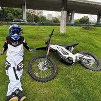En stock entrepôt : Moto tout-terrain Sur-Ron LBX DDP, Moto électrique Sur Ron Light Bee homologuée pour la route
