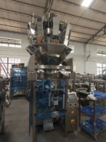Machine de pesage et d'emballage automatique pour sachets de snacks (bananes, pommes de terre, frites, maïs soufflé, pop-corn) pour la vente au détail alimentaire à petite échelle, avec fonction de purge de gaz