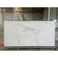 Îlot de cuisine de luxe en pierre frittée Calacatta Blanc d'Italie, grande dalle avec veines grises, table basse pour mur de villa