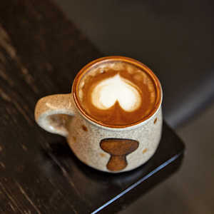 แก้วกาแฟเซรามิคพิมพ์โลโก้สั่งทำขายส่งจากจีน แก้วเซรามิคสีเหลืองลายการ์ตูน เกรดปลอดภัยสำหรับอาหาร - Product Image 2