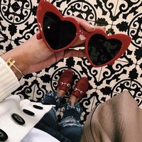 Lunettes de soleil vintage en forme de cœur pour femmes, monture en plastique tendance, idéales pour les fêtes et les événements.