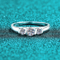 Bague Éternité Classique en Argent Sterling 925 Plaqué Rhodium avec Moissanite et Trois Pierres Serties en Canal pour Mariage Féminin