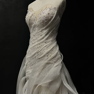 Vestido de Novia de Lujo Moderno NT48 con Escote Corazón, Encaje Floral, Apliques de Cristal y Volantes Estilo Sirena - Product Image 6