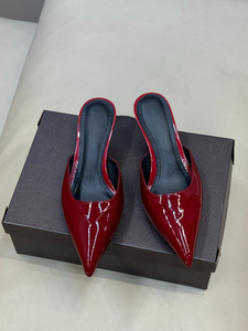 Mules con tacco a spillo a punta e cuore in rilievo Alaias, in vera pelle, stile francese di lusso leggero, con punta chiusa e slip-on - Product Image 1