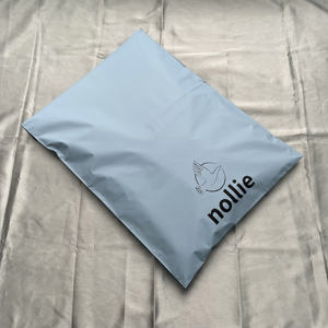 Enveloppes en polyéthylène bleues mates personnalisées avec impression noire - Sacs d'expédition imperméables pour les marques de vêtements et de style de vie - Product Image 3
