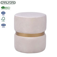 CARLFORD Pouf en Velours Moderne, Meuble Ottoman en Tissu avec Décoration Dorée, Tabouret Ottoman en Velours