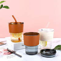 Sans plomb Sans BPA Logo personnalisé Gobelet en verre Thé Café Eau de couleur claire Tasse en verre avec couvercle Paille et manchon en cuir