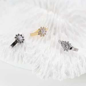 เครื่องประดับเจาะสะดือแบบคลิกเกอร์ ไทเทเนียมรูปดอกไม้ ประดับเพชร CZ สำหรับผู้หญิง แบบโค้ง - Product Image 4