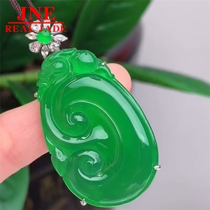 Colgante de <span class=keywords><strong>Jade</strong></span> Natural de Myanmar Tipo A con <span class=keywords><strong>Oro</strong></span> de 18K e Incrustaciones de Diamantes, Verde Intenso como Hielo, Amuleto de la Suerte, Delicado y Elegante - Product Image 3