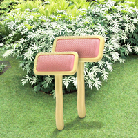 Brosse démêlante Baoli OEM en hêtre à poignée ondulée pour massage et toilettage des animaux, outil de démêlage et de démoussage des poils