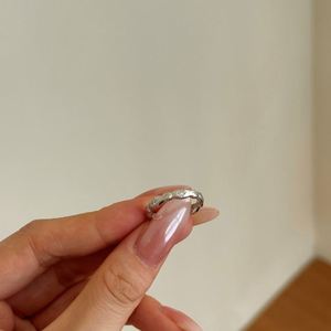 Bague d'éternité Dylam Designer en argent sterling 925 avec surface givrée et zircon cubique 5A pour femme – Nouvelle collection de bijoux fins et élégants - Product Image 5