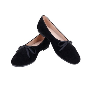 Nouveau design de chaussures plates pour femmes à tige en cuir suédé noir vente en gros - Product Image 2