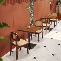 Ensemble table et chaises de restaurant commercial en bois et rotin, style café européen moderne et exquis, pour pizzeria, écologique et durable