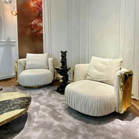 Fauteuil d'appoint de salon en tissu, design moderne et luxueux, avec éléments en cuivre, pour maison et villa