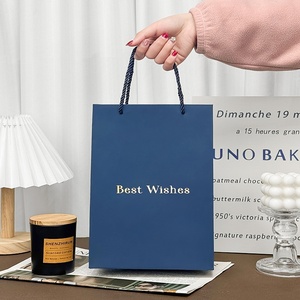 Boîte cadeau rectangulaire bleue haut de gamme en stock du fabricant, avec couvercle et base, en papier/carton découpé et collé - Product Image 6