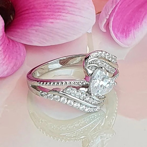 Anello con Cuore, Ali e Piume per Donne, Gioiello da Dito Ispirato agli Angeli - Product Image 2