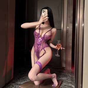 Elegante set pigiama da donna in pizzo nero, comodo e alla moda, perfetto per serate romantiche o per il relax a casa. - Product Image 2