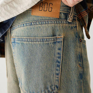 Jeans acampanados personalizados al por mayor con logo para hombre, estilo clásico urbano, con dobladillo sin rematar, vintage, de pierna recta y holgados. - Product Image 3