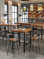 Table de bar industrielle en bois massif avec dossier et tabourets de bar, structure en métal noir, comptoir haut pour café, bar, pub, restaurant