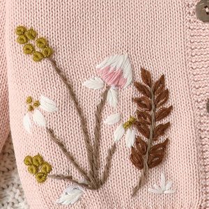 Biểu Tượng Tùy Chỉnh Tay Đan Hoa Trẻ Em Cô Gái Áo Len Handmade Thêu Hoa Dệt Kim Trẻ Em Quần Áo Mùa Đông Bé Cardigan - Product Image 5