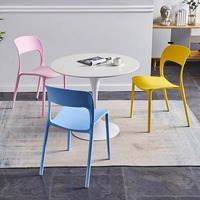 Chaise de salle à manger en usine PP design de restaurant bon marché Tables et chaises de café en plastique coloré Chaise d'extérieur Café