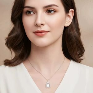 Collar de Plata de Ley S925 Chapado en Oro Real con Pequeña Pala de Moissanita - Product Image 3