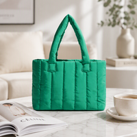 Sac fourre-tout matelassé en polyester uni tendance, sac à bandoulière léger en nylon rembourré, sac à main réutilisable pour le shopping et les voyages