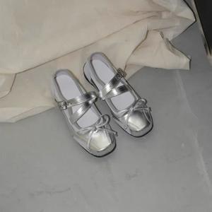 Chaussures Mary Jane françaises en argent pour femmes, à bout carré et bouche peu profonde, avec attaches en cuir en forme de nœud et lanières de style ballerine - Product Image 3
