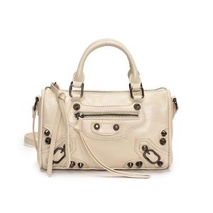 Bolso de hombro geométrico portátil de cuero PU estilo Y2K, diseño vintage neutro con cremallera incrustada, remaches decorativos y borlas - Product Image 1
