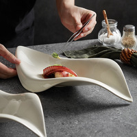 Assiettes en porcelaine irrégulières et distinctives en forme de feuille, bols à salade, plateaux à sashimi haut de gamme, plats de présentation artistiques