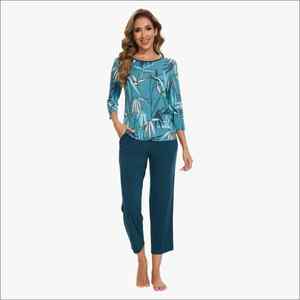 Conjunto de Pijama de Dos Piezas para Mujer, Pantalones de Nueve Pulgadas y Top con Estampado Completo, Ropa de Dormir Personalizada para Mujer Joven, Venta al por Mayor - Product Image 1