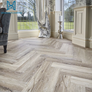 Suelo laminado <span class=keywords><strong>AC5</strong></span> <span class=keywords><strong>resistente</strong></span> <span class=keywords><strong>al</strong></span> <span class=keywords><strong>agua</strong></span> para interiores Tasa de desgaste de 7mm-12mm Instalación fácil con clic para uso industrial - Product Image 2
