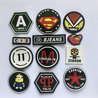 Forme personnalisée En Relief OEM 3D En Caoutchouc Souple PVC Étiquette En Plastique Silicone Patchs Logo