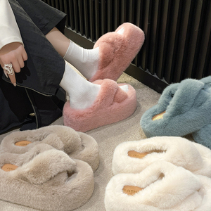 Pantoufles d'intérieur chaudes en peluche pour femmes, grande taille, couleur bonbon, à brides croisées, avec fourrure, talon de 5 cm, plateforme de 7 cm - Product Image 4