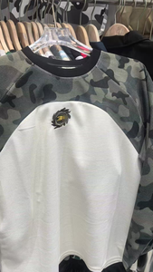 T-shirt à manches longues de style américain, version correcte, avec logo personnalisé brodé, patchwork camouflage, style urbain - Product Image 3