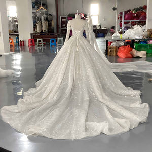 فستان زفاف لامع بقصة البول جاوون من التول والكوتور مزين بالكشكشة Lsmx099 - Product Image 5