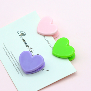 Clips de Plástico Pequeños en Forma de Corazón Coloridos, Mini Clips Decorativos para Carpetas de Oficina, Portafotos para Bodas - Product Image 2