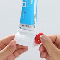 8230720 Nouveaux accessoires de salle de bain : Presse-tube de dentifrice, distributeur de dentifrice, presse-tube de nettoyant facial, support à roulettes