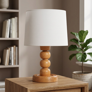Lámpara de Mesa Moderna de Madera con Base Tallada y Pantalla de Tela Blanca Decorativa - Product Image 3