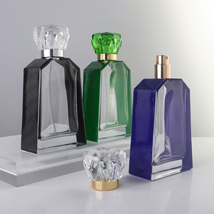 Flacon <span class=keywords><strong>de</strong></span> <span class=keywords><strong>parfum</strong></span> coloré <span class=keywords><strong>de</strong></span> 100 ml, style moderne et élégant, bleu cobalt, formes <span class=keywords><strong>de</strong></span> parfums uniques, flacon en verre avec couvercle en cristal en forme <span class=keywords><strong>de</strong></span> couronne - Product Image 4