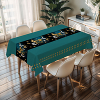 Nappe carrée élégante en PVC bleu marine à imprimé marguerites, lavable et anti-rayures, idéale pour les dîners de famille et la décoration intérieure.