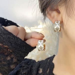 Pendientes de Botón de Plata de Ley 925 de Alta Gama para Mujer, Chapados en Oro, Modernos, Ligeros, de Lujo, Geométricos, con Circonita, para Regalo - Product Image 3