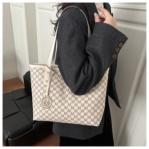 กระเป๋าโท้ทผู้หญิงสุดเก๋ สไตล์ฤดูหนาวใหม่ กระเป๋าสะพายไหล่สุดอินเทรนด์ กระเป๋าโท้ทความจุขนาดใหญ่ - Product Image 6