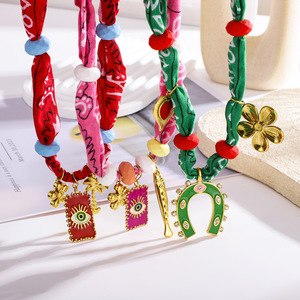 Collane Personalizzate con Sciarpa, Bandana Fatta a Mano con Ciondoli in Acciaio Inossidabile Dorato - Product Image 2