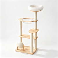 Arbre à chat multi-niveaux ScratchTower 133 cm en bois d'hévéa avec capsule transparente en acrylique, quatre poteaux à gratter en sisal, boule rotative