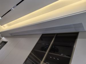 Écran de projection motorisé encastré au plafond ALR de 72 à 150 pouces avec tensionnement par languettes, rétractable et anti-lumière ambiante - Product Image 3